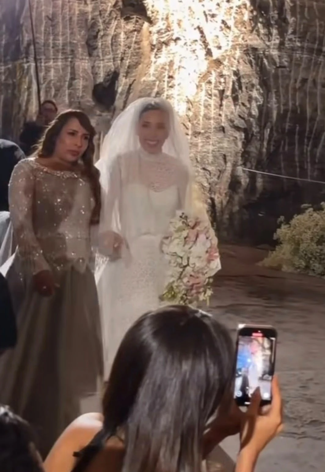 ¡Se dieron el sí! Pipe Bueno y Luisa Fernanda W se casaron en la Catedral de Sal de Zipaquirá 3 Luisa Fernanda W con su vestido de novia en la Catedral de Sal de Zipaquirá