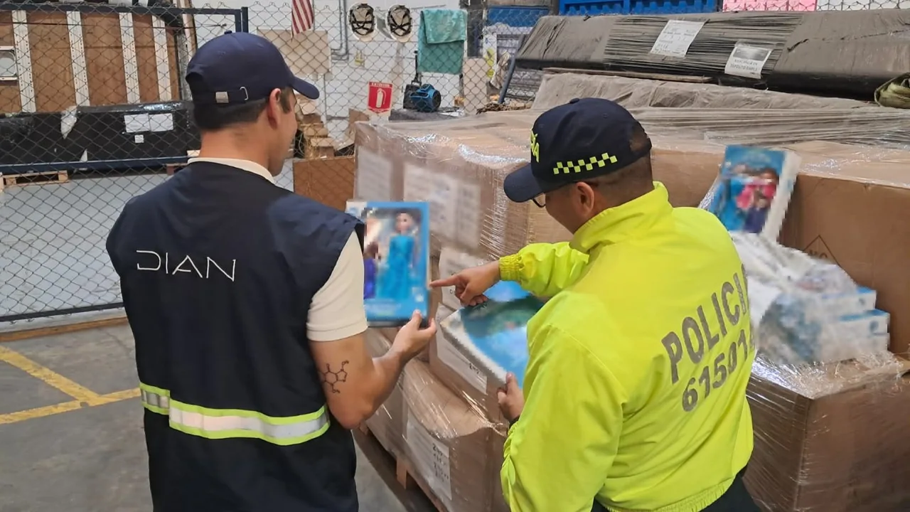 ¡Sin muñequitas para jugar! Incautan en Barranquilla 15.460 sets de muñecas presuntamente falsificadas 1 Incautación de muñecas presuntamente falsificadas en Barranquilla