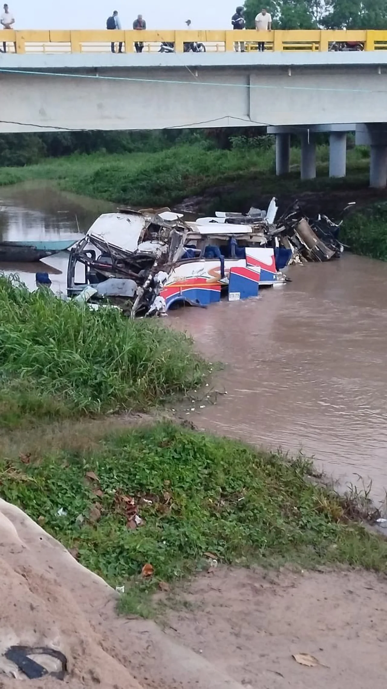 Tragedia vallenata: bus de la agrupación de Kbeto Zuleta cayó al río Ariguaní; dos muertos y 20 heridos 2 Bus de la agrupación de Kbeto Zuleta destrozado bajo el puente del río Ariguaní