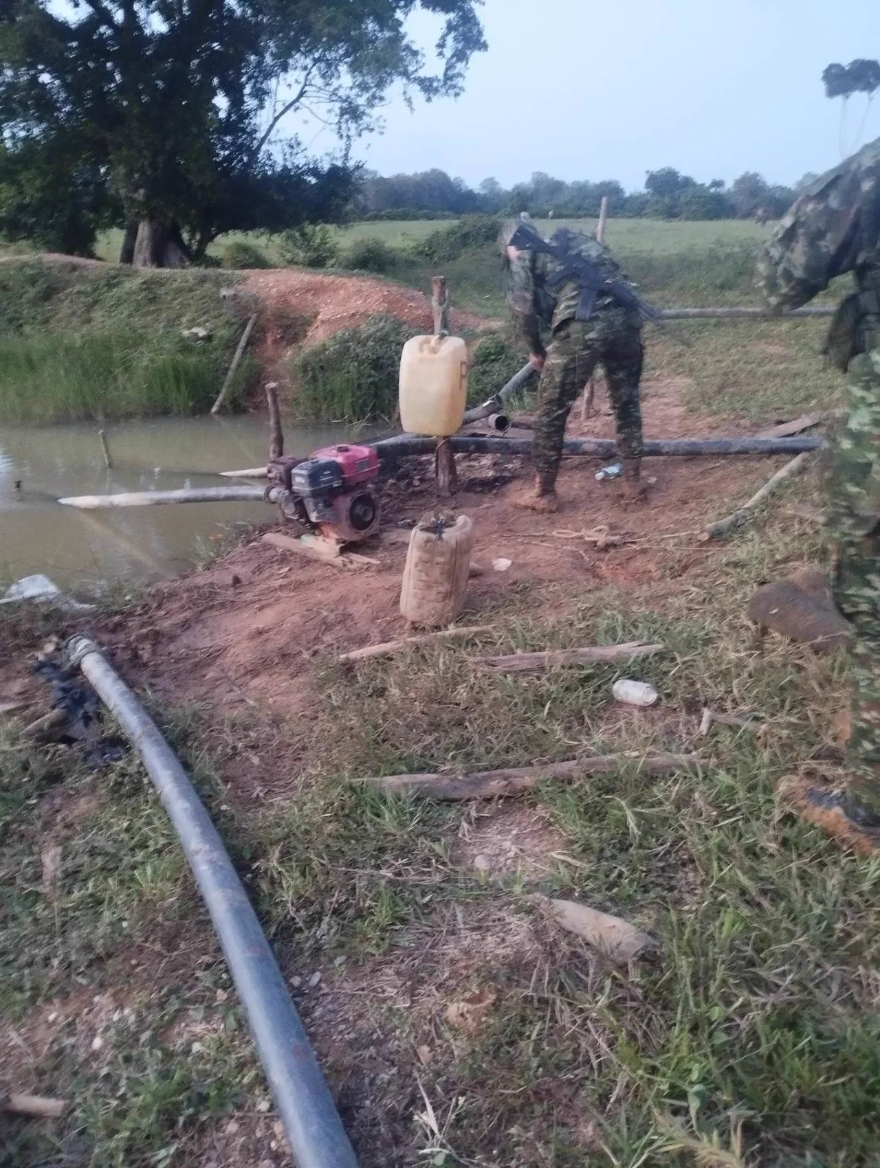 ¡Otro golpe al oro ilegal! Destruyen maquinaria ligada al Clan del Golfo en Cáceres 2 Operativo contra la minería ilegal en Cáceres, imagen 1