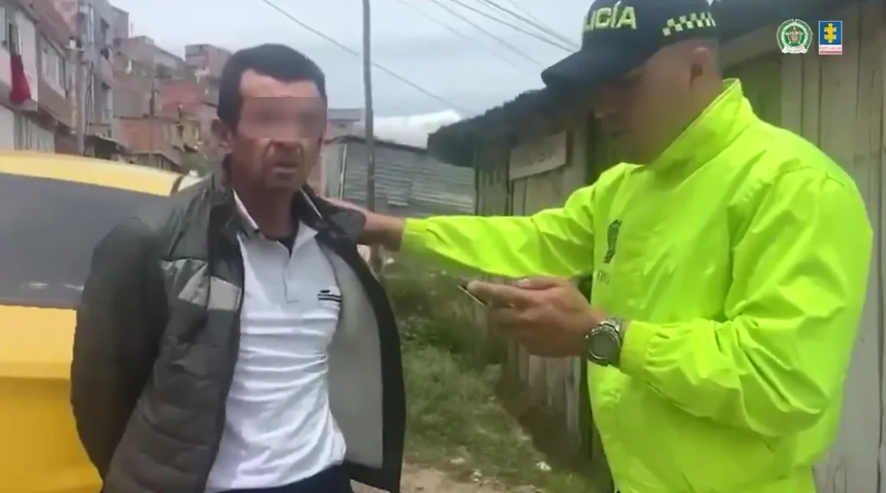 Cárcel para hombre señalado de causar la muerte de su pareja embarazada en Ciudad Bolívar, Bogotá 1 Hombre capturado custodiado por un policía en Bogotá, con los ojos difuminados