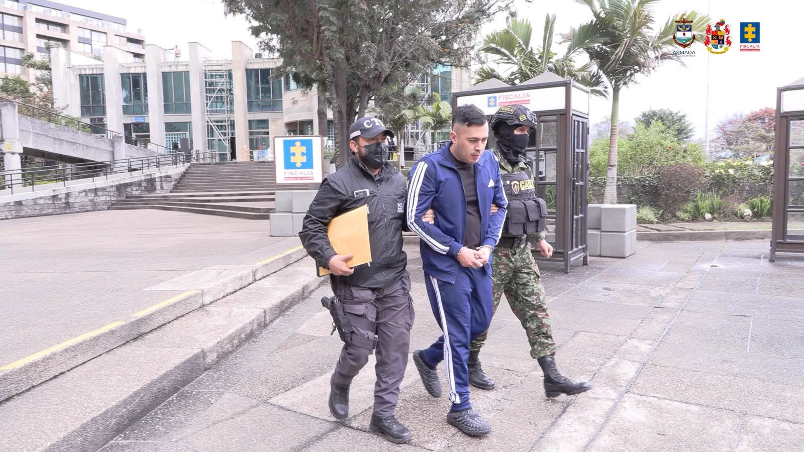 ¡Cayeron ocho! Red pedida en extradición por mover plata del narcotráfico hasta con criptomonedas 1 Uno de los capturados con fines de extradición durante los operativos de la Fiscalía