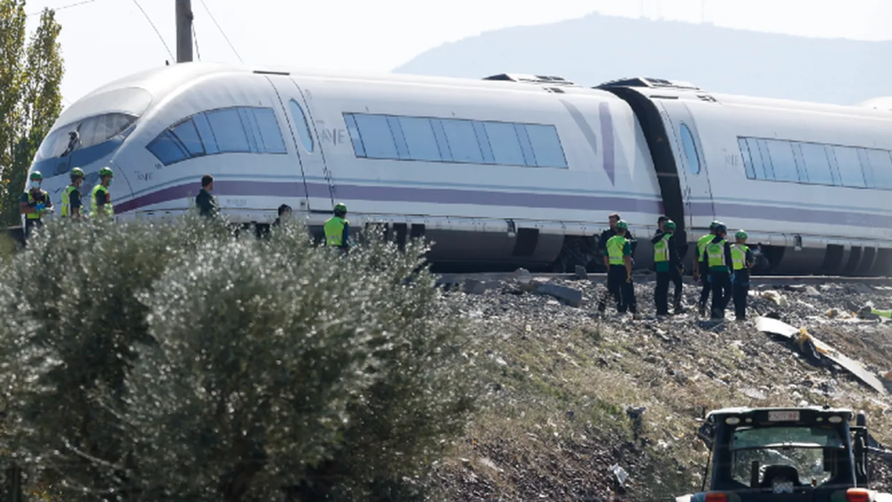 Escena del choque de trenes en Urda, Toledo, atendida por equipos de emergencia
