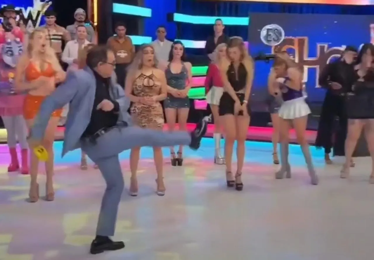 Presentador pateó un dron en vivo y «casi la mata»: el golpe terminó en el rostro de una modelo 2 Presentador Ernesto Chavana pateando un dron en el estudio de Es Show