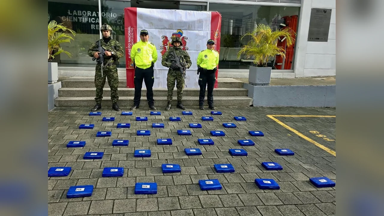 Paquetes de cocaína incautados en El Carmen de Viboral exhibidos junto a soldados y policías