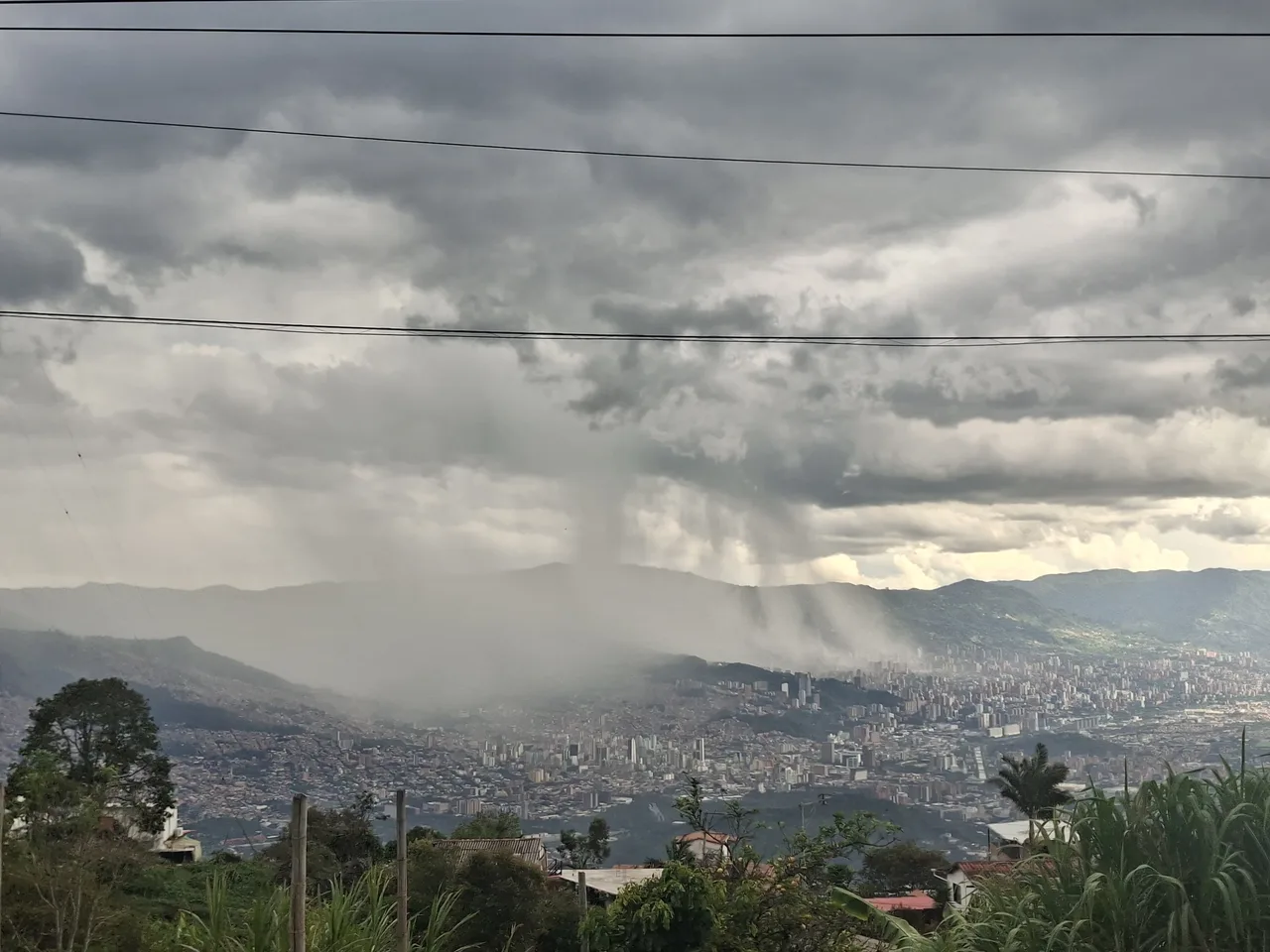 ¡Abríguense! Lluvias de esta tarde caen sobre Medellín y varios municipios del Valle de Aburrá 3 Lluvia sobre Medellín
