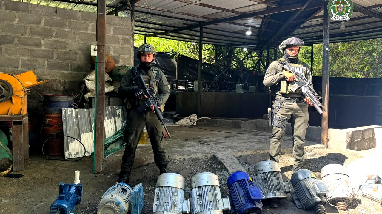 Fuego a la minería ilegal: Policía destruyó motores y dragas de $154 millones en Santa Fe de Antioquia 3 Motores incautados durante el operativo contra la minería ilegal en Santa Fe de Antioquia