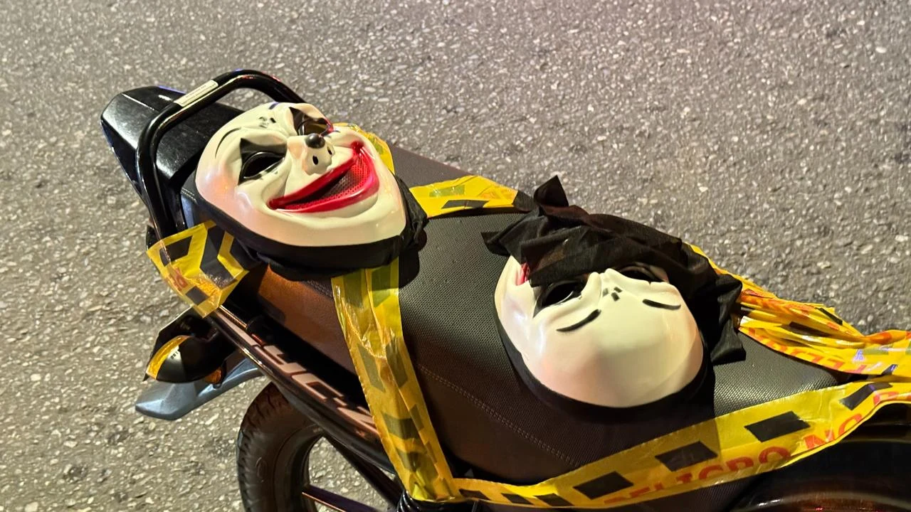 Halloween en Medellín: 540 uniformados y 450 motocicletas cuidarán el fin de semana 4 Disfraces y máscaras de Halloween sobre una motocicleta