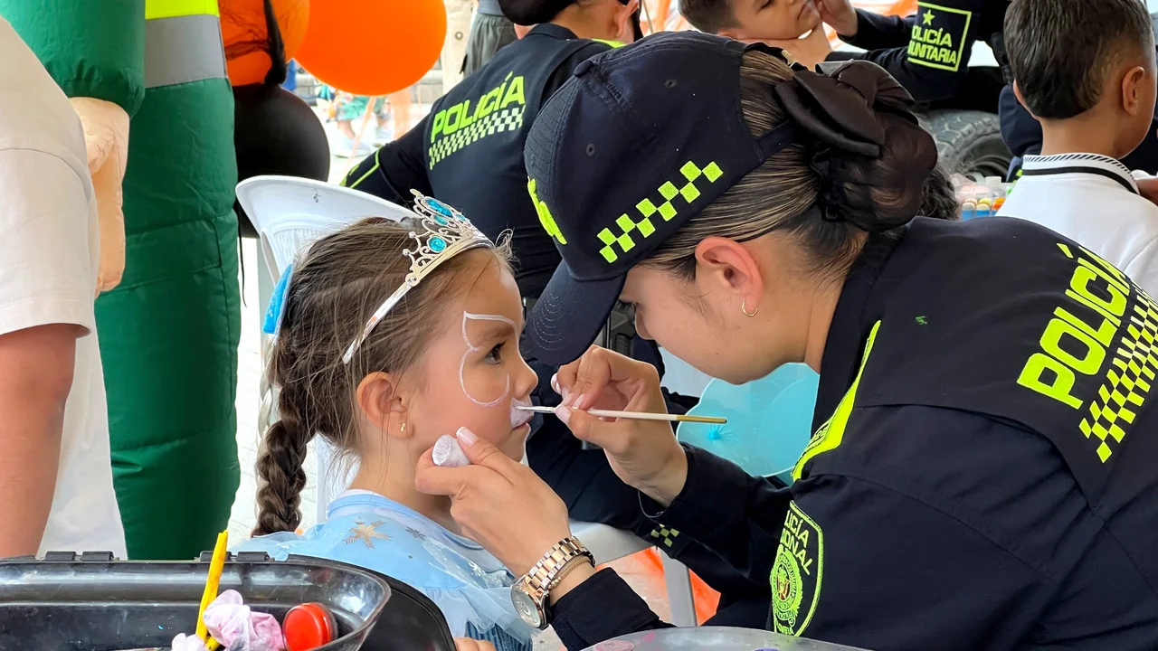Día Dulce en Antioquia: la Policía sale con todo y deja recomendaciones clave para los papás 2 Una patrullera de la Policía pinta la cara de una niña disfrazada durante la jornada del Día Dulce