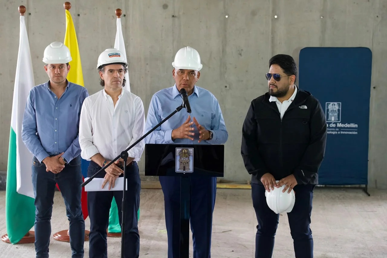 «Que se tengan duro los criminales»: Medellín será sede de la Coalición contra Carteles de Las Américas 2 El ministro de Defensa, general (r) Jorge Eduardo Mora, en el recorrido por el C5i