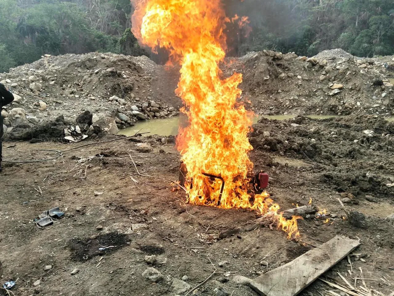 ¡Golpe a la minería ilegal! Destruyen cinco excavadoras que sacaban oro del río Saldaña, en Tolima 2 Uniformados trabajan sobre una excavadora destruida en zona minera de Chaparral, Tolima