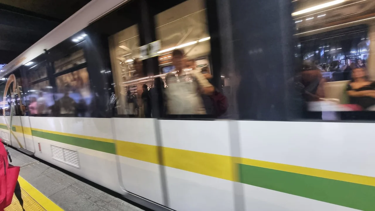 Medellín, una de las 5 ciudades en auge del mundo que los viajeros no deberían perderse, según la BBC 3 Tren del sistema de transporte masivo en una estación
