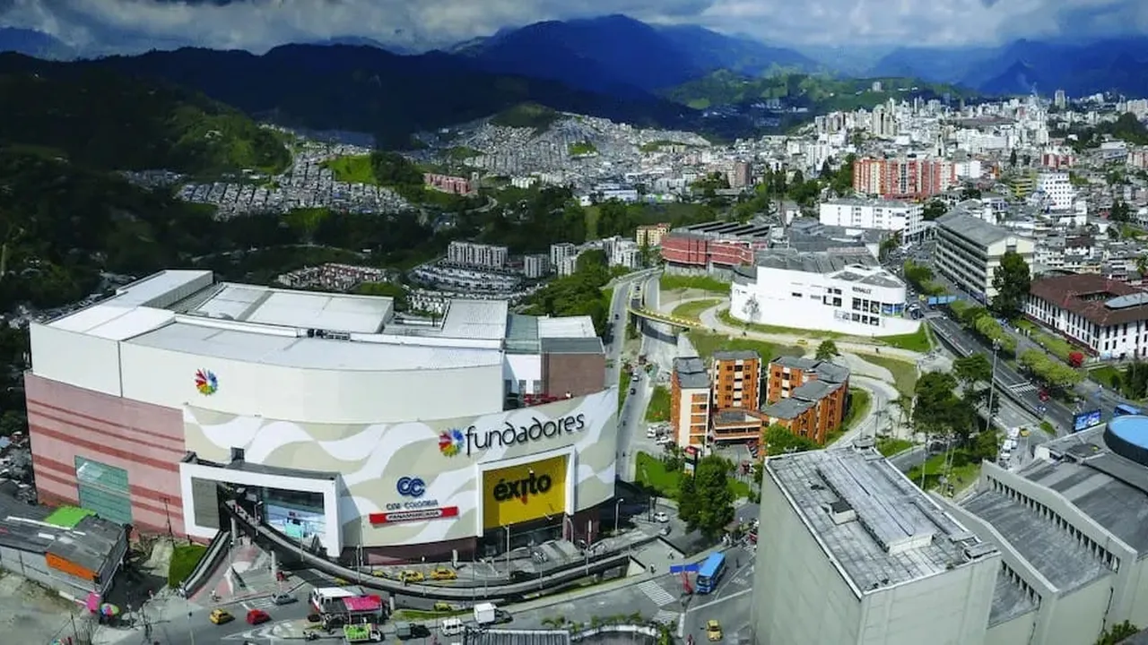 Hallan un cuerpo entre los escombros del incendio del centro comercial Fundadores de Manizales