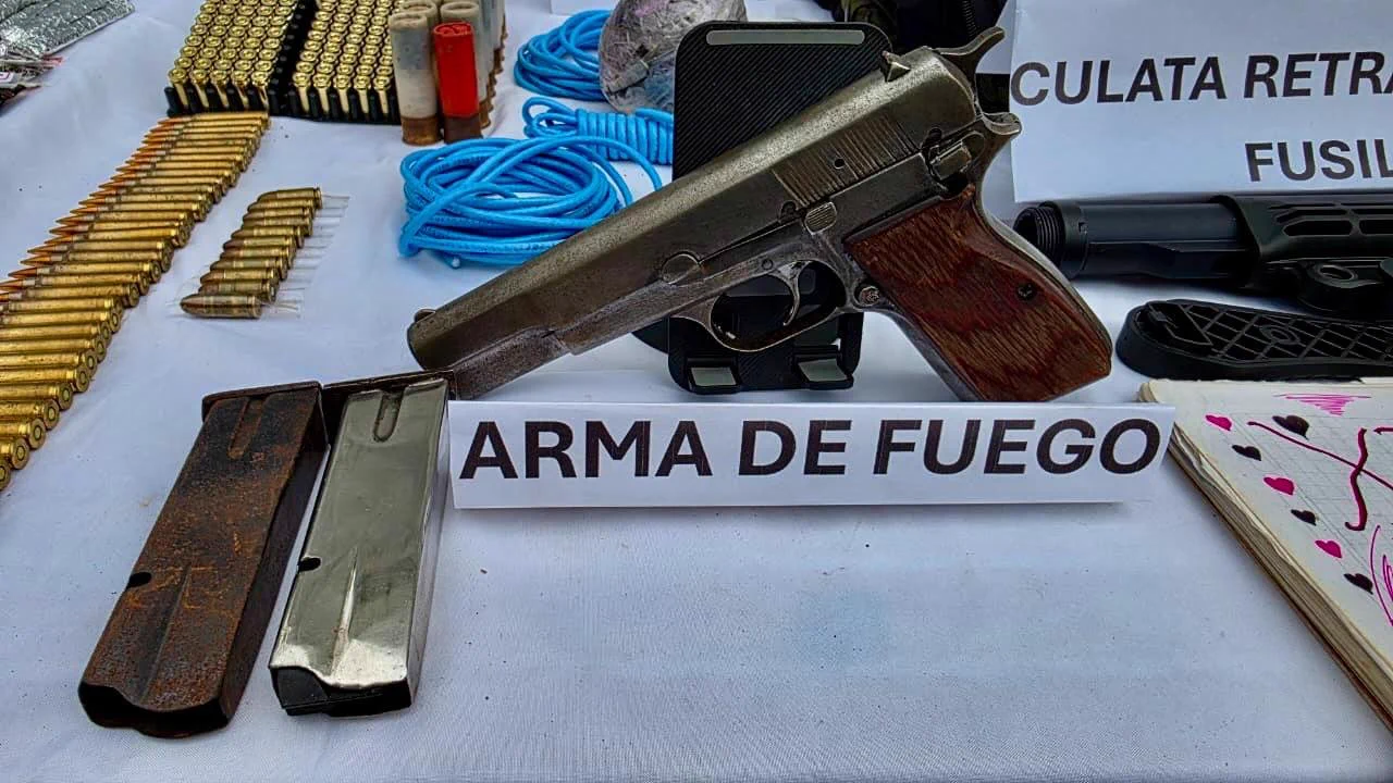 Cae pareja de presuntos extorsionistas de la Estructura 36 en Gómez Plata: tenían explosivos y hasta un dron 2 Cae pareja de presuntos extorsionistas de la Estructura 36 en Gómez Plata: tenían explosivos y hasta un dron