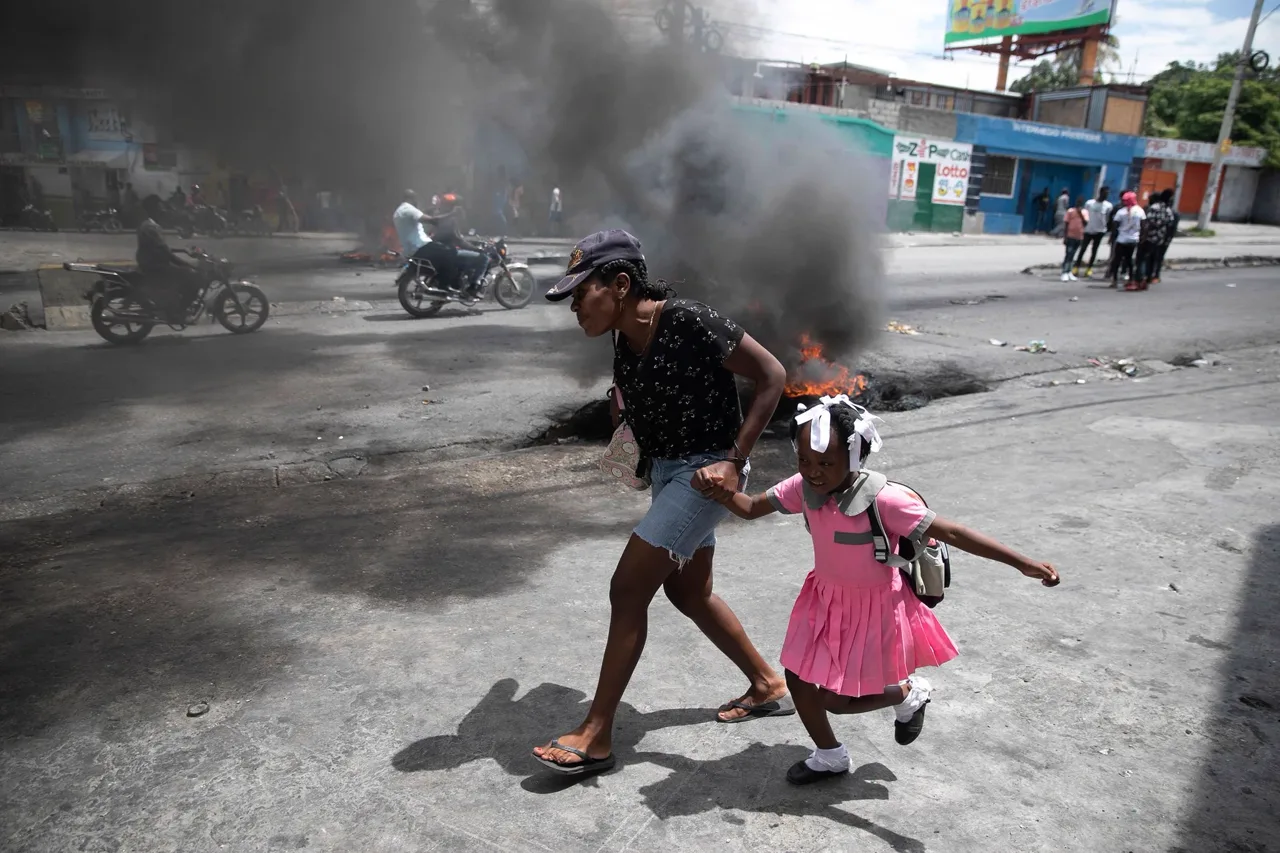 ¡No estaban ahí! Asaltan base de banda señalada de secuestrar a 4 soldados salvadoreños en Haití 2 Calles de Haití en medio de la violencia de las pandillas