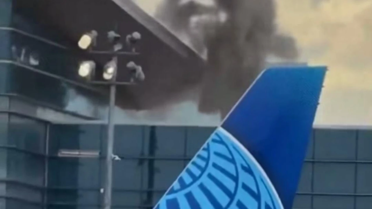 ¡Susto en Houston! Incendio en restaurante de la Terminal C del aeropuerto George Bush movilizó a bomberos