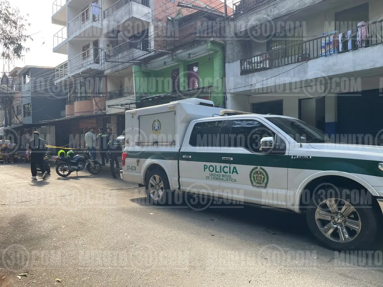¿Todo por 300 mil pesos? Ocho entraron a la fuerza a un apartamento en La Iguaná: un muerto y un herido 3 ¿Todo por 300 mil pesos? Ocho entraron a la fuerza a un apartamento en La Iguaná: un muerto y un herido