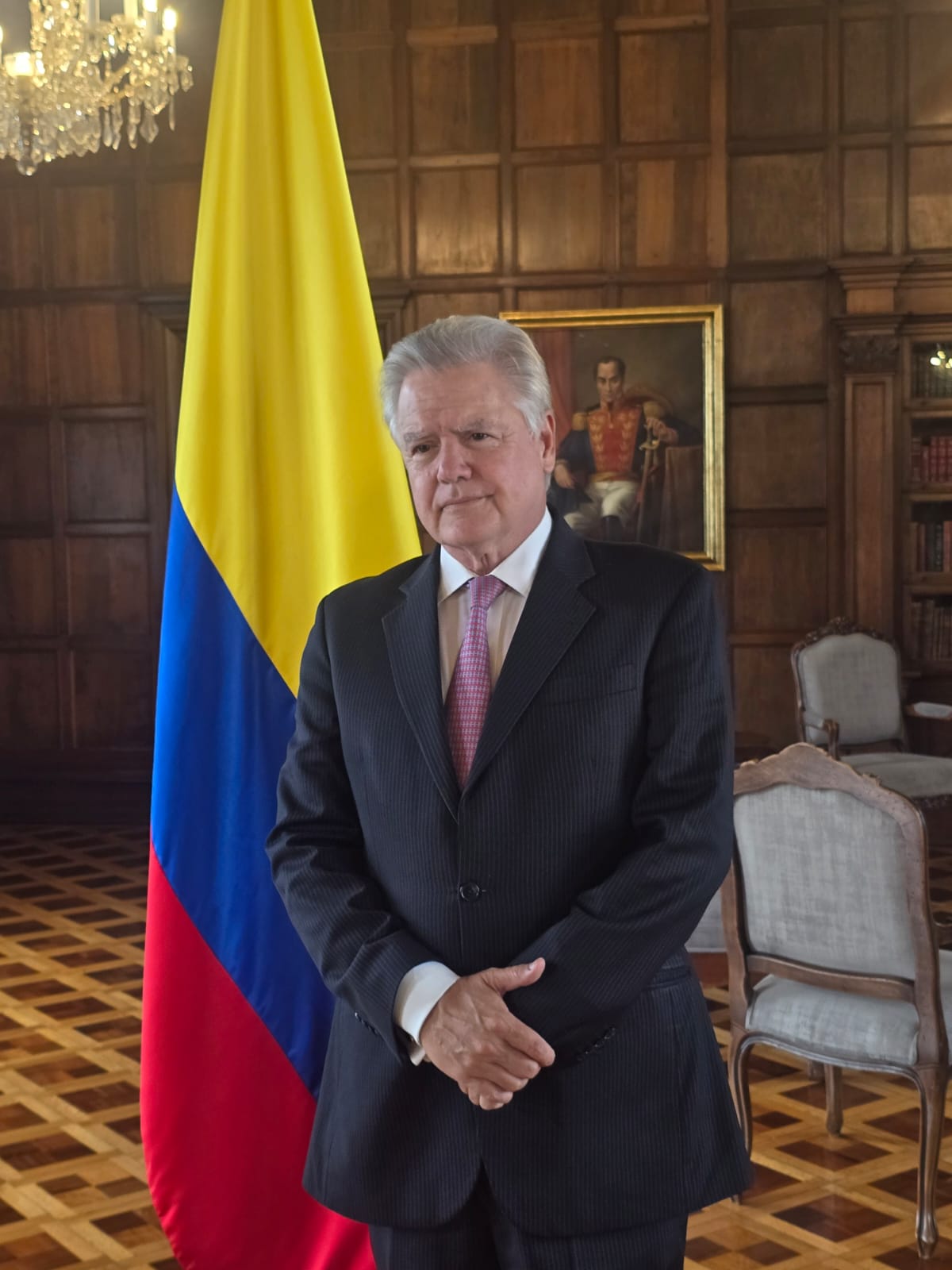 Juan Carlos Vélez Uribe se posesionó como embajador de Colombia ante Ecuador 1 Juan Carlos Vélez Uribe junto a la bandera de Colombia