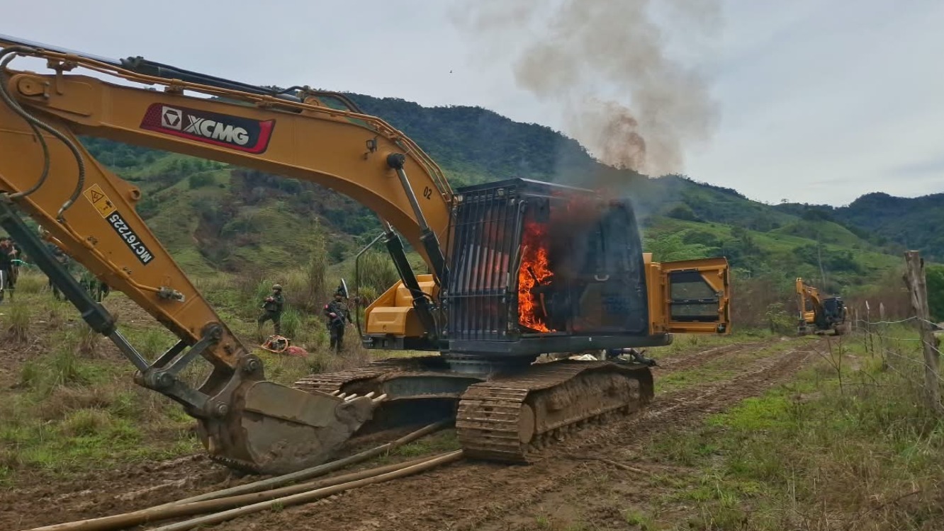 Retroexcavadora XCMG en llamas durante una operación de la Policía contra la minería ilegal en la vereda Puerto Calavera, Segovia