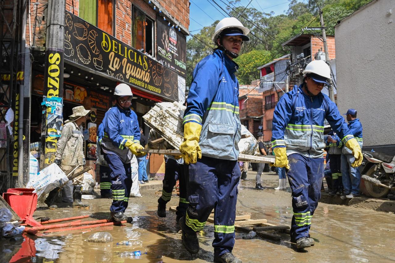 Alcaldía de Medellín ha entregado más de 800 ayudas a 330 familias afectadas por las lluvias 1 Cuadrillas retiran escombros frente a un local comercial en La Iguaná tras las lluvias en Medellín