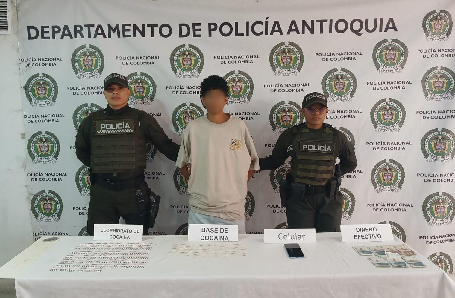 Ciudad Bolívar: capturado tras hallar 123 dosis de presuntos estupefacientes en el Centro 2 Hombre capturado en Ciudad Bolívar con policías y dosis, celular y dinero hallados durante el procedimiento
