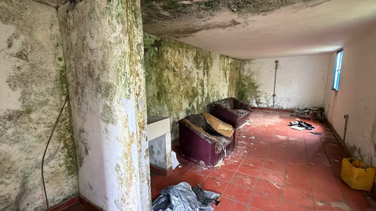 Demolición en Cocorná: tumban casa de vicio que funcionaba a un kilómetro del pueblo 2 Interior del inmueble demolido en Cocorná por la Gobernación de Antioquia