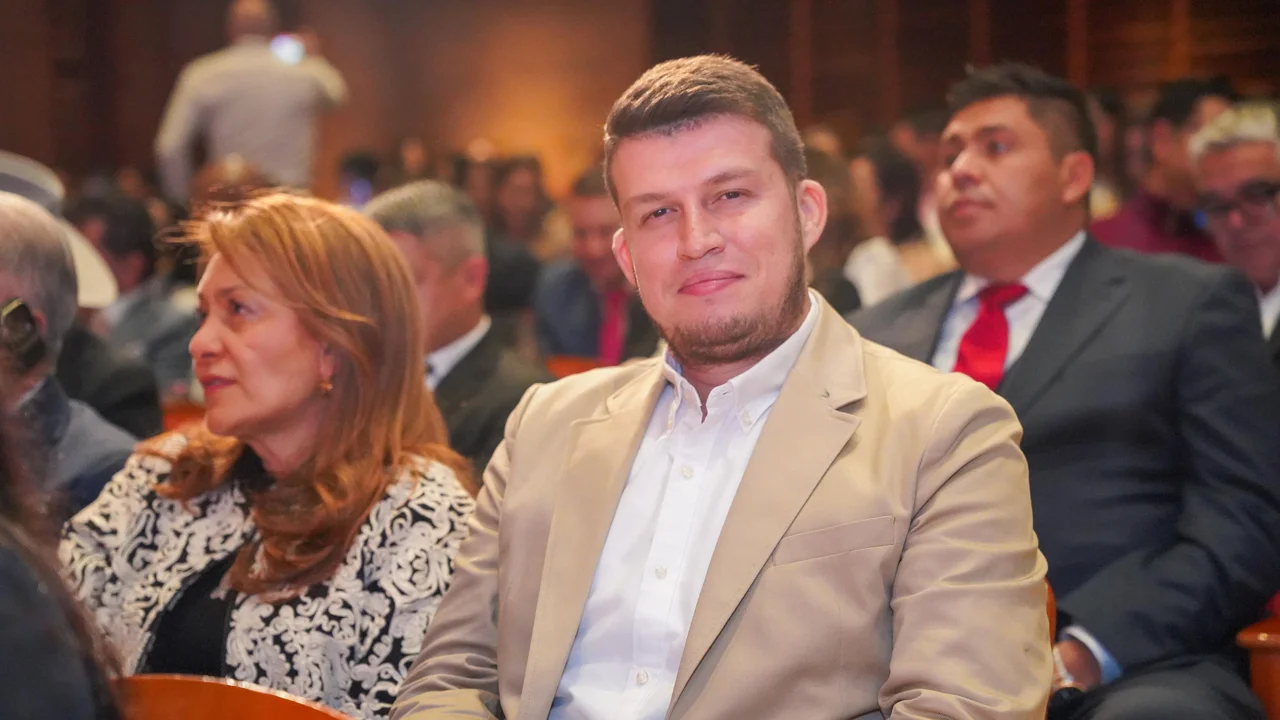 Titiribí se viste de orgullo: alcalde gana reconocimiento nacional como Gobernante comprometido con la niñez 2 Registro de la entrega del reconocimiento a Titiribí