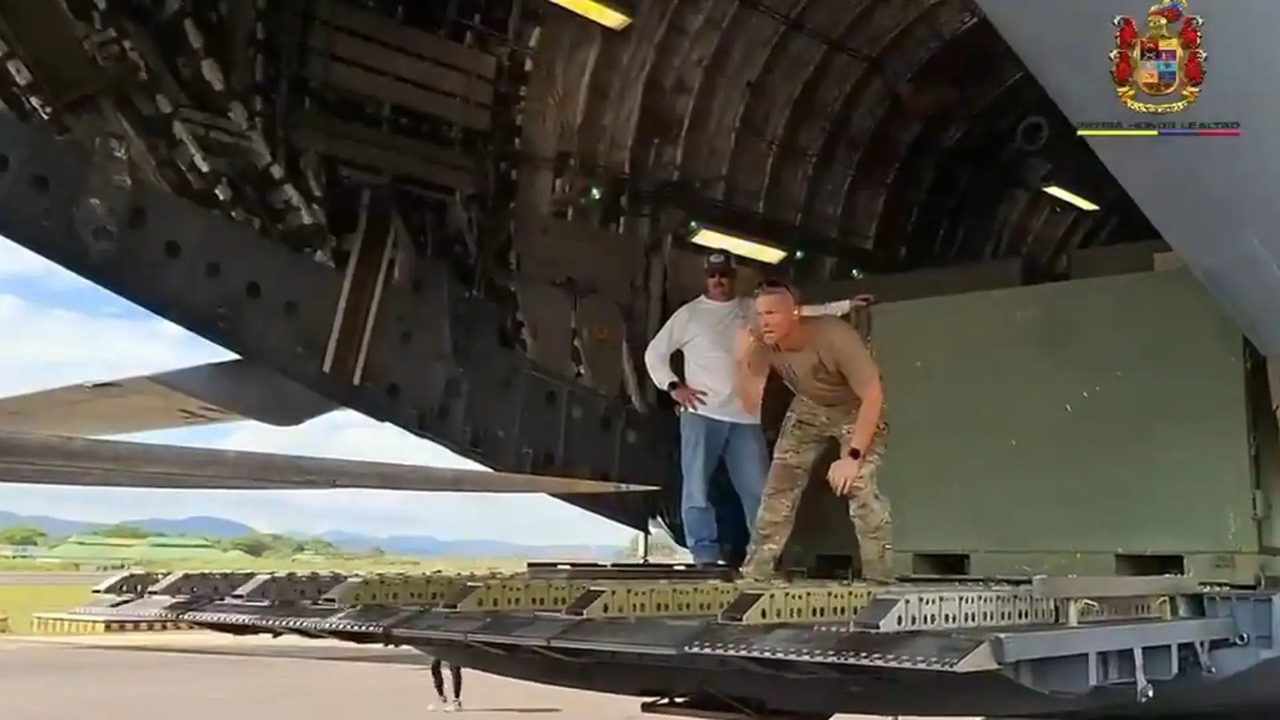 «Antioquia está lista»: Rendón reitera al presidente ser piloto de los entrenamientos con EE. UU. 2 Militares y personal dentro del avión de transporte de Estados Unidos