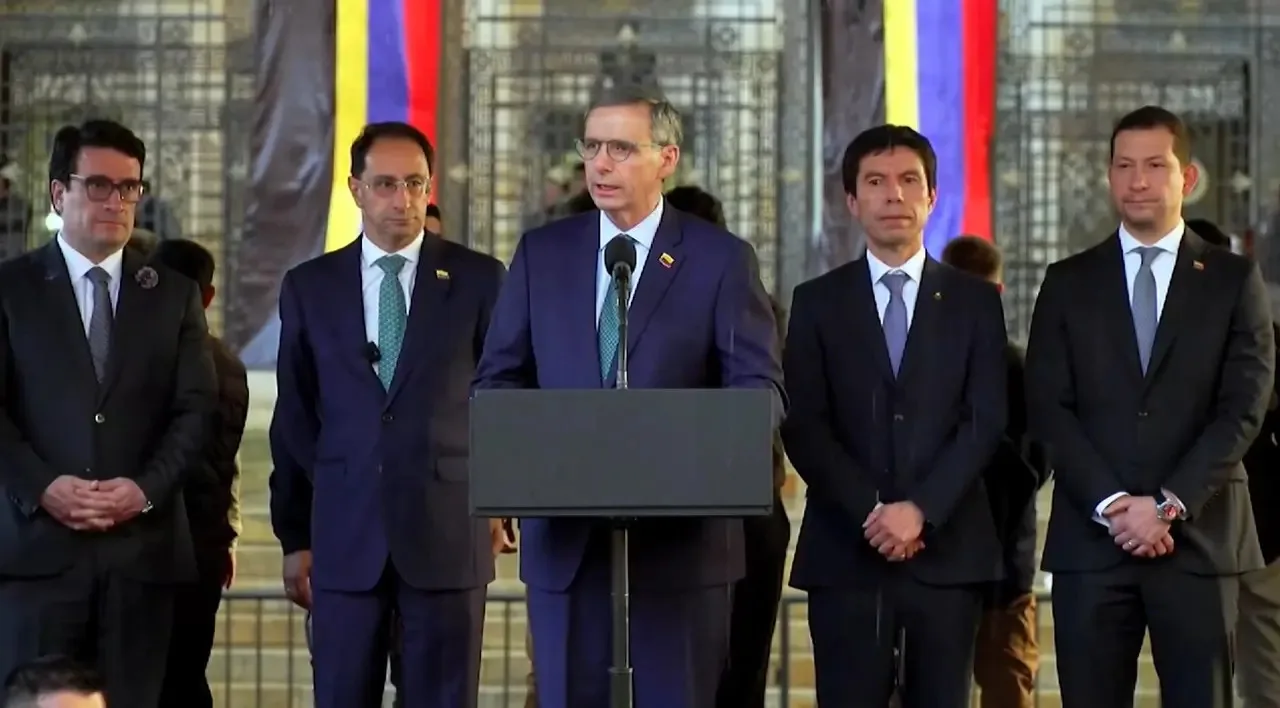 Gobierno radicó la Ley de Rescate Económico: 19 millones de colombianos recibirían devolución del IVA 1 Intervención de funcionarios durante la radicación de la Ley de Rescate Económico en el Congreso