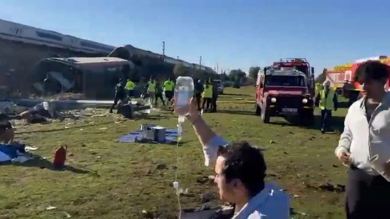 Rescatistas atienden a personas tras el accidente ferroviario de Urda