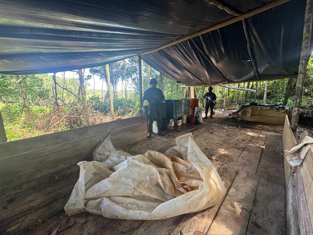 Ejército destruye cuatro laboratorios de pasta base de coca del Clan del Golfo en Mapiripán, Meta 2 Soldados del Ejército en uno de los laboratorios de pasta base de coca destruidos en Mapiripán, Meta