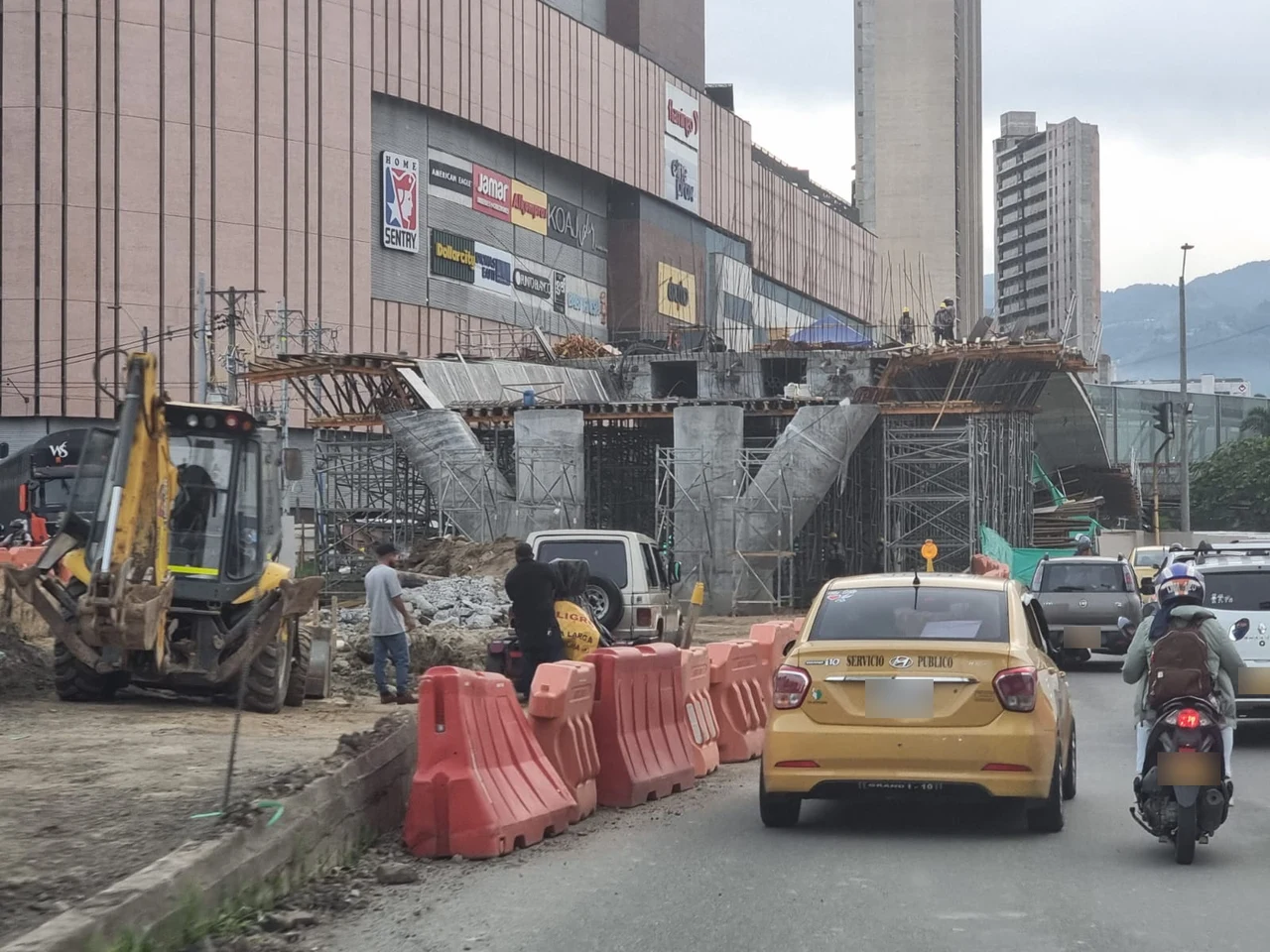 ¡Pilas en Mayorca! Estos son los desvíos por las obras en la glorieta de la calle 50 Sur 2 Obras y tránsito junto al centro comercial Mayorca, con placas tapadas