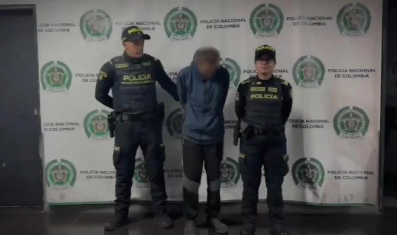 Megatoma en Tunjuelito deja un capturado por abuso sexual a menor y tres negocios suspendidos 1 Hombre capturado con el rostro difuminado, custodiado por dos uniformados de la Policía