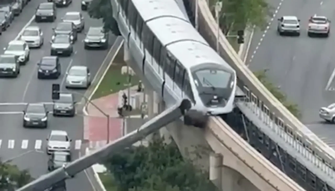 ¡Tenso momento en Brasil! Monorriel chocó contra una grúa que cayó sobre la vía en Sao Paulo 2 Momento en que el monorriel choca contra la grúa caída sobre la vía en Sao Paulo