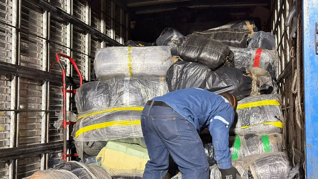 Cuatro días de hornos encendidos: así se esfumaron seis toneladas de marihuana de Belén y Copacabana 1 Operario descarga bultos de marihuana de un camión para su destrucción en Itagüí