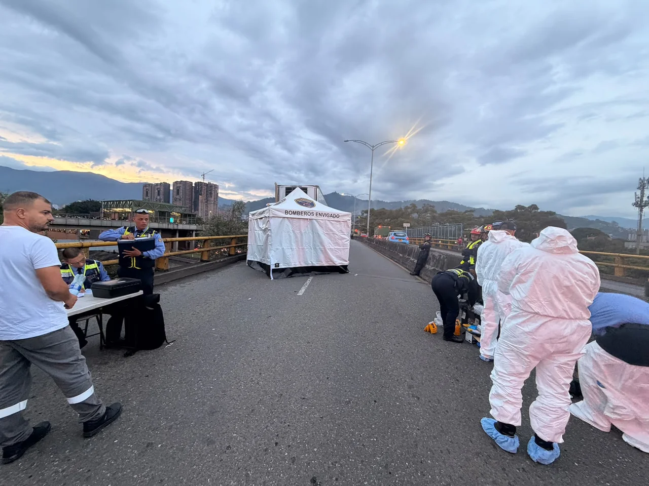 ¡Tragedia en el puente del Pandequeso! Motociclista murió arrollado por una mula 2 Bomberos de Envigado atienden el accidente en el puente del Pandequeso