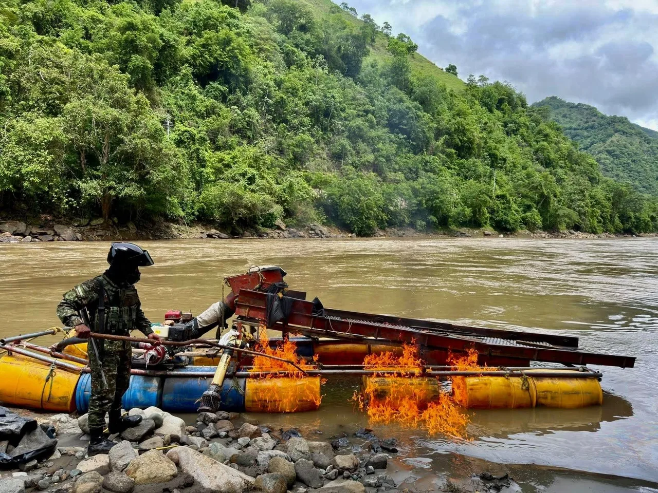 Ejército inutilizó una draga en La Pintada: evitaría la extracción de 1.500 gramos de oro al mes 2 Ejército inutilizó una draga en La Pintada: evitaría la extracción de 1.500 gramos de oro al mes