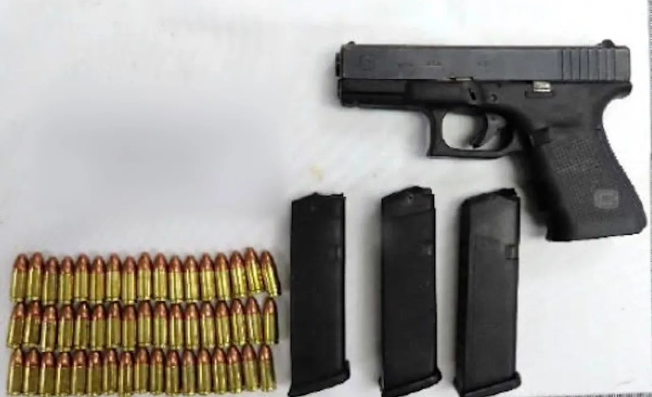 ¡Insólito! A reconocida influencer la iban a embargar en Cali y le hallaron un fusil y 977 cartuchos 2 Pistola Glock, cargadores y cartuchos incautados en Cali