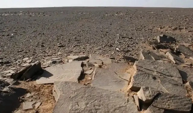 Descubren el secreto de una tumba de 4.000 años en el Sahara: tenía una forma fuera de lo común 2 Terreno y losas de piedra en el entorno de Sluguilla Lawash, Sahara Occidental