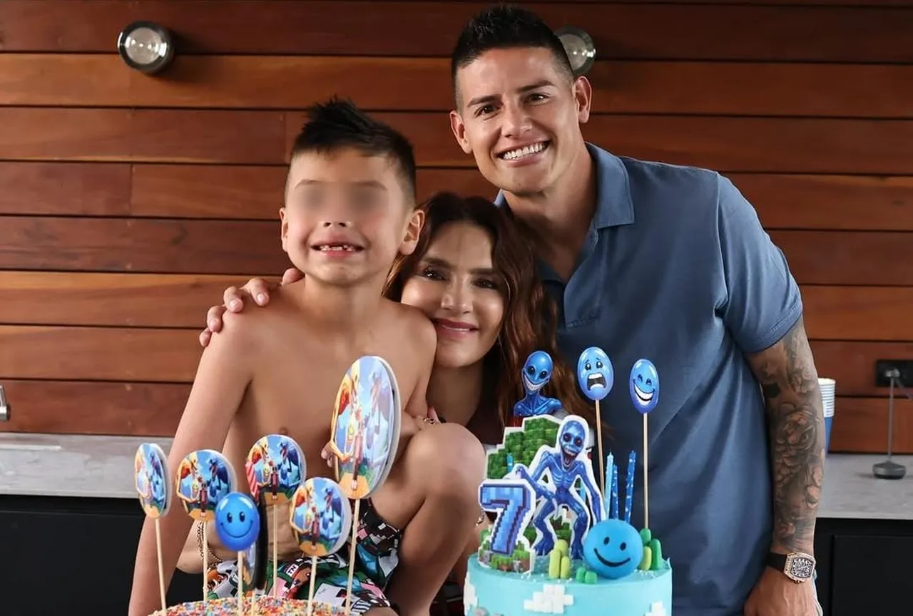Samuel, hijo de James Rodríguez, cumplió 7 años con una fiesta de Minecraft y fotos que enamoran en redes 2 Samuel, hijo de James Rodríguez, junto a su papá y las tortas de su cumpleaños número 7