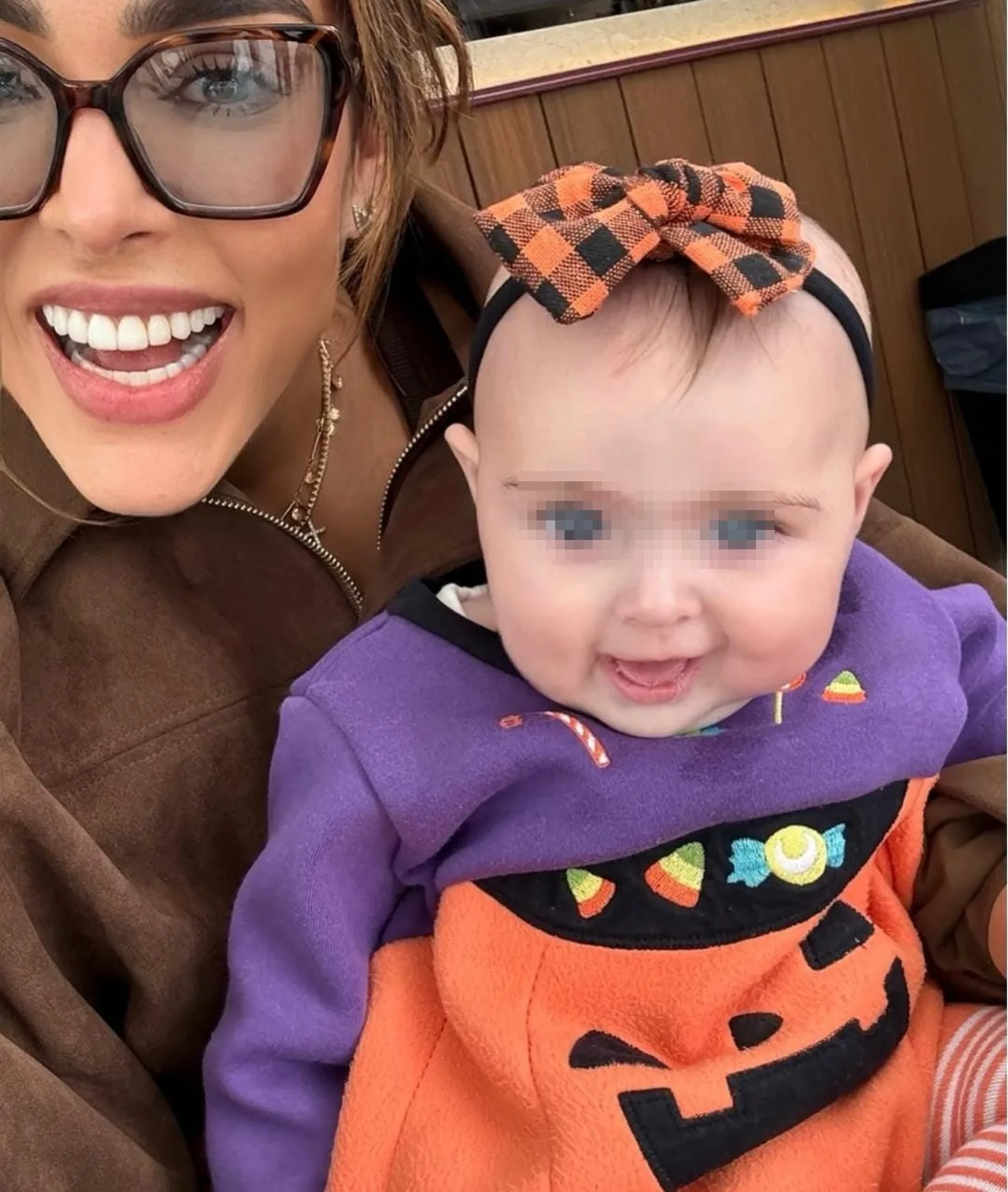 Sara Corrales celebró el primer Halloween de su hija Mila con disfraces de Los Picapiedra 3 Sara Corrales y su hija Mila en su primer Halloween