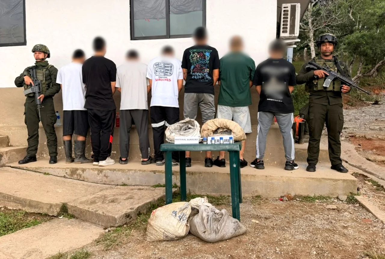 Operación contra la minería ilegal en Segovia: siete capturados y 15.498 kilogramos de material aurífero 2 Detenidos con rostros difuminados junto al material aurífero incautado en la operación contra la minería ilegal en Segovia