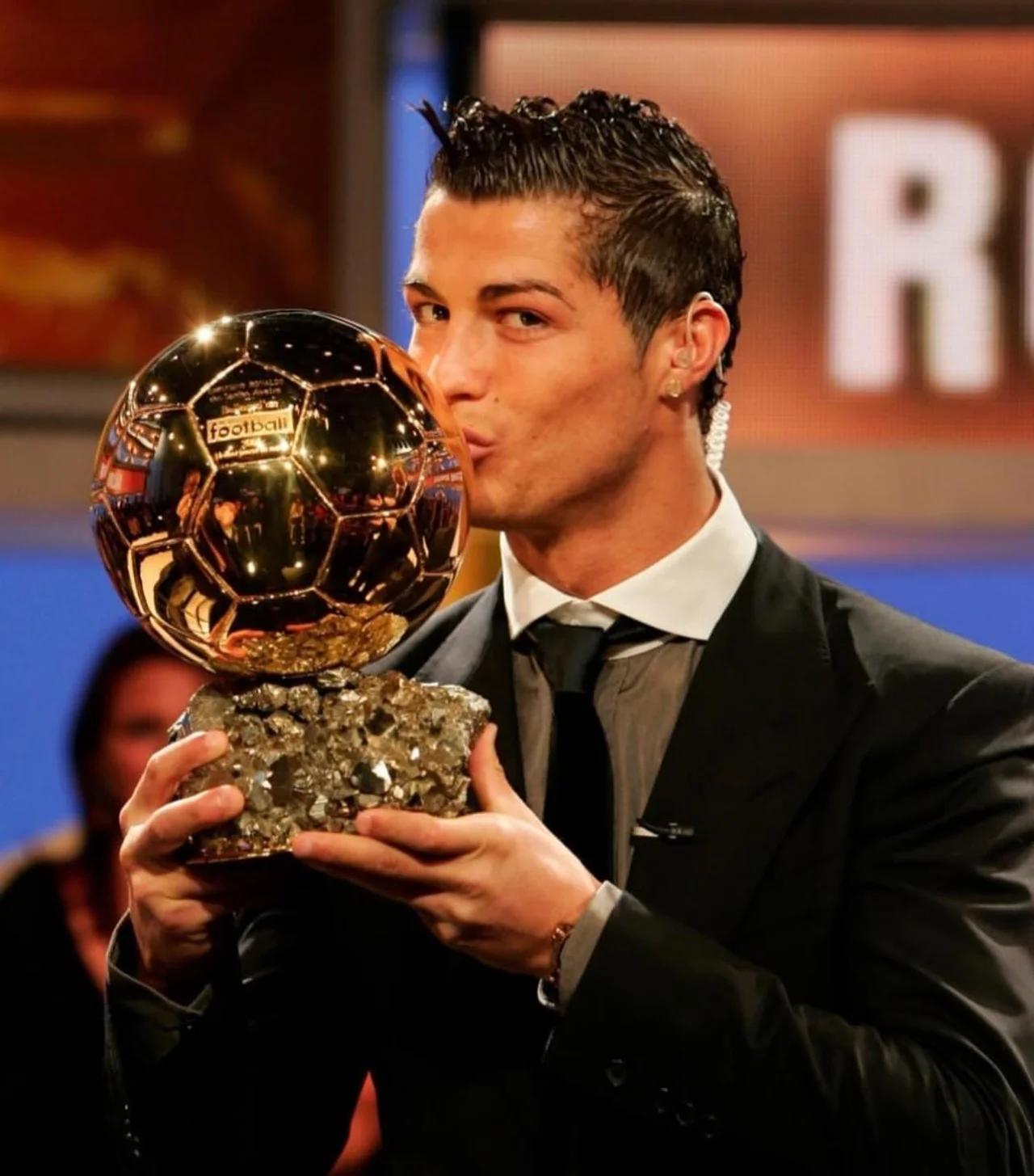 ¡Cristiano acaricia los mil! Hat-trick en el 5-3 del Al-Nassr y ya suma 985 goles 2 Cristiano Ronaldo besa su Balón de Oro