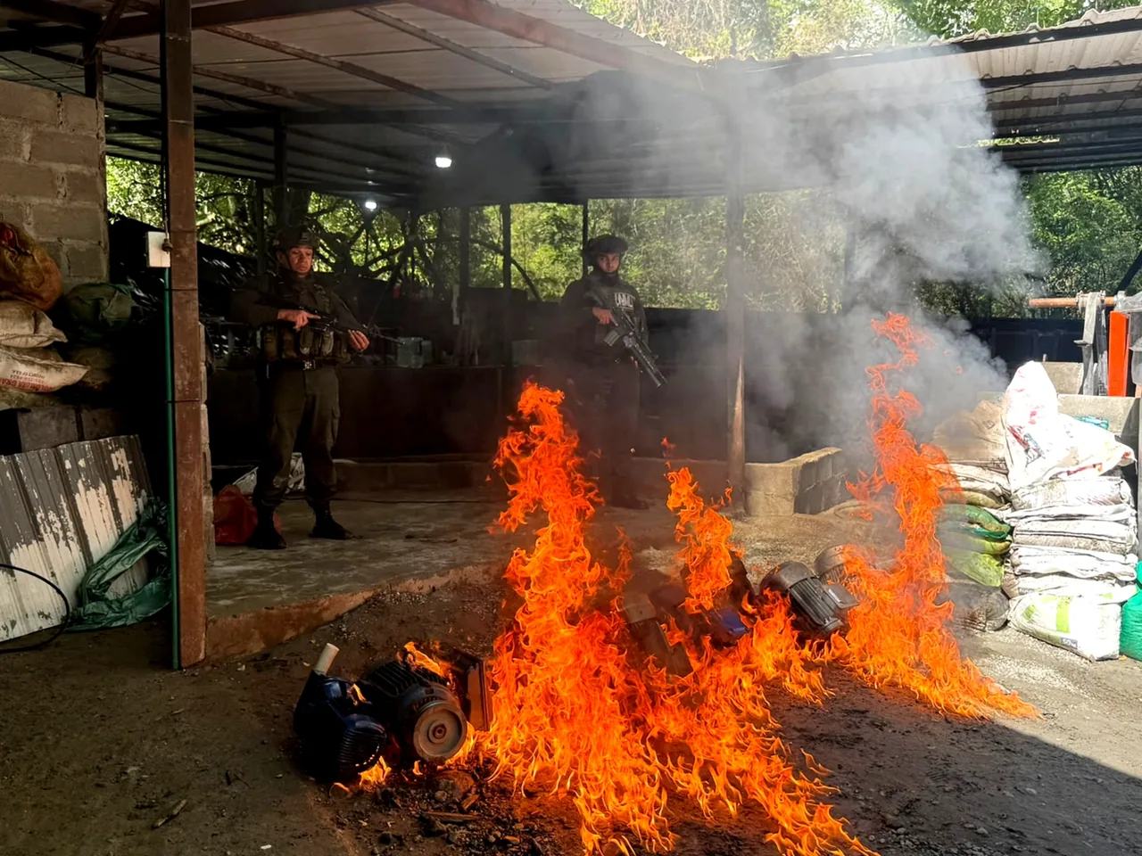 Cayeron cuatro minas ilegales en Santa Fe de Antioquia: les destruyeron 48 motores y una draga 3 Destrucción de motores incautados a la minería ilegal en Santa Fe de Antioquia