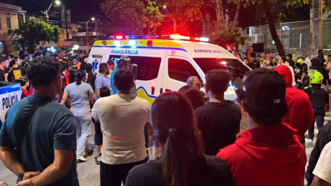 ¡Qué tragedia! Dos jóvenes atropellaron y mataron a una señora en La Milagrosa, la gente les quemó la moto 2 3 Dos jovenes atropellaron y mataron a una senora en La Milagrosa