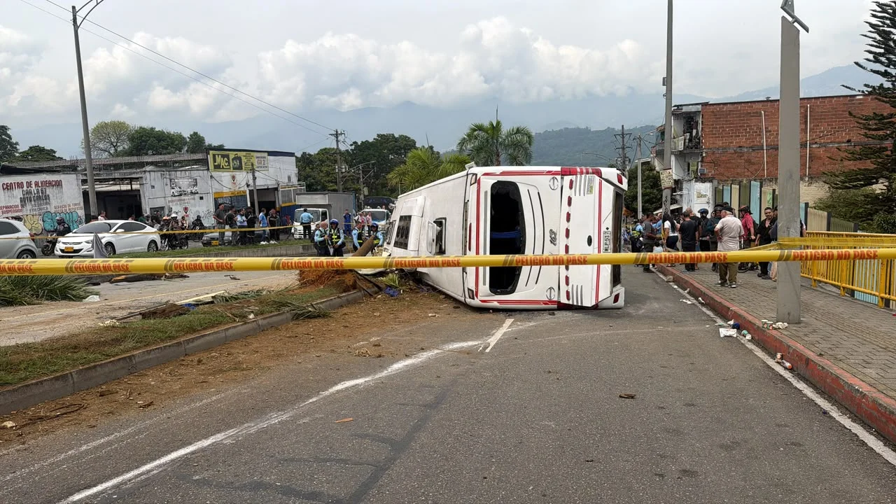 Iban de peregrinación a Guarne y su bus volcó en la avenida Barranquilla: 16 heridos 2 Bus volcado atravesado en la avenida Barranquilla, acordonado con cinta de peligro