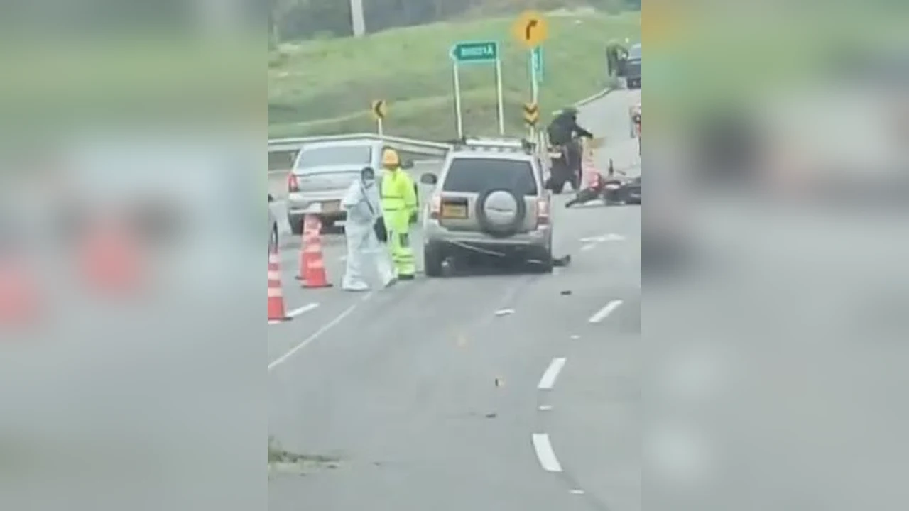 Accidente en la vía a Girardot: murió un motociclista en pleno inicio del puente festivo 2 Accidente en la vía Bogotá-Girardot: personal de emergencia en el lugar del choque