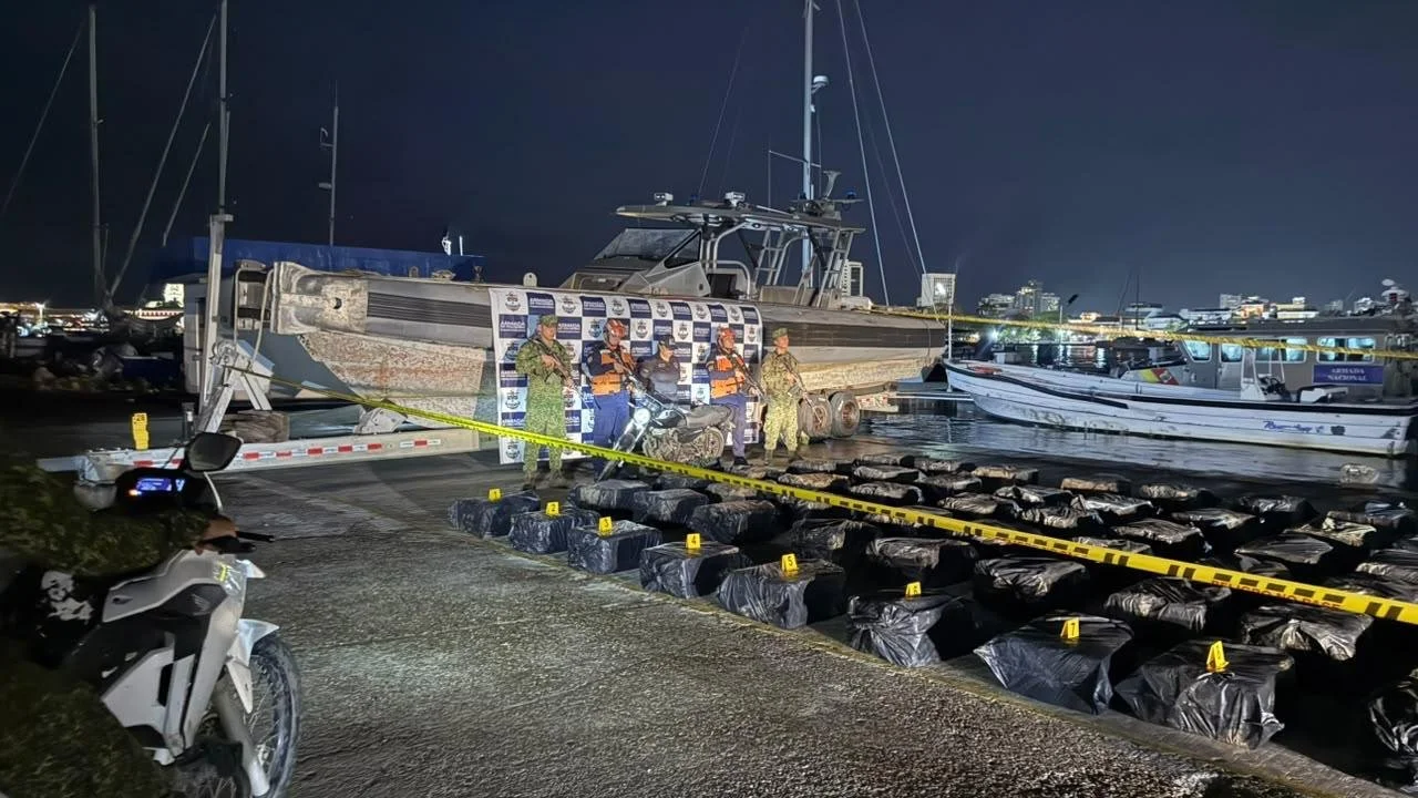 ¡Duro golpe al narcotráfico! Armada incautó más de tres toneladas de cocaína en Cartagena 3 Infantes de Marina custodian el cargamento incautado en Cartagena