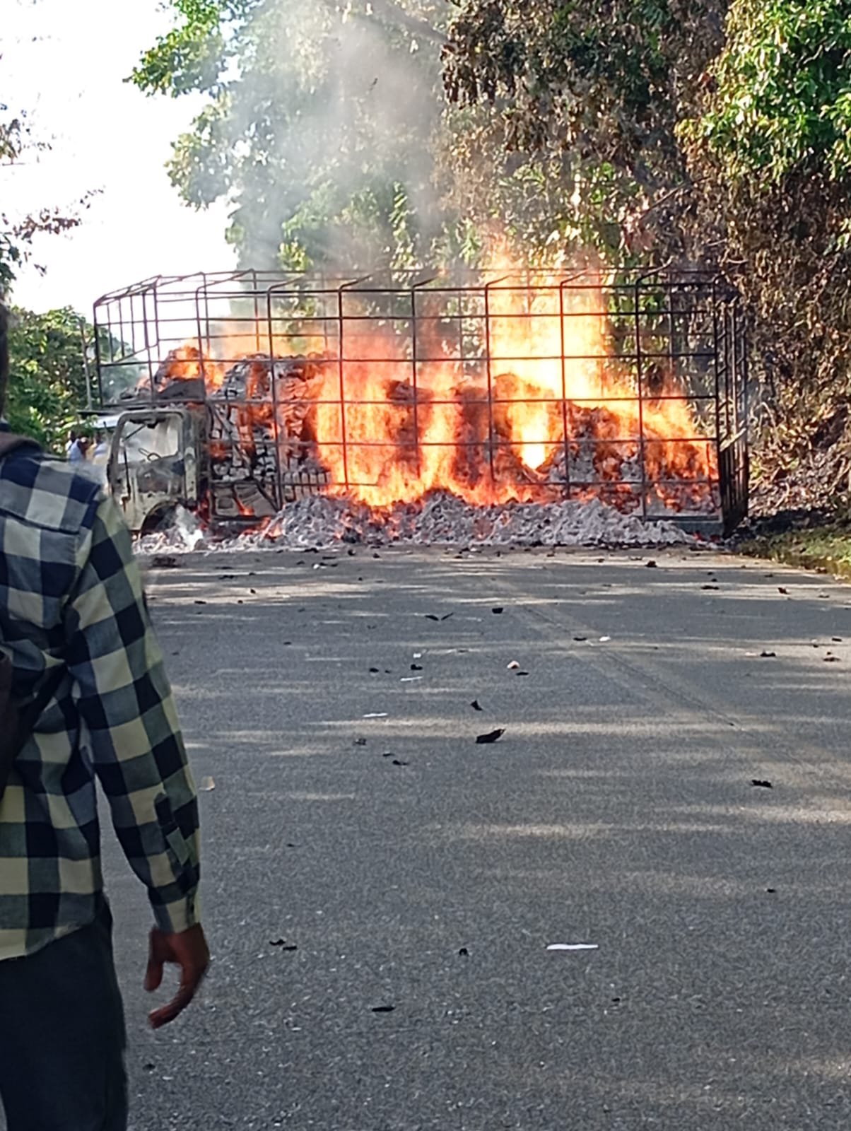 Incineraron un camión y habrían marcado vehículos con insignias del ELN en la vía Quibdó-Pereira 2 Camión incinerado en la vía Quibdó-Pereira, sector Bochoromá (Tadó, Chocó)