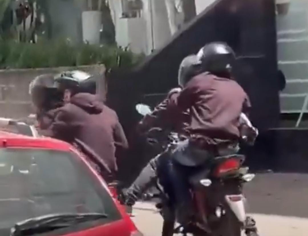 ¡Los buscan! Hasta $20 millones de recompensa por los cuatro fleteros que asaltaron a conductor en Popayán 3 Los presuntos fleteros huyen en dos motocicletas con las placas tapadas en Popayán